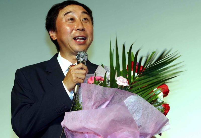 冯巩这一抱，真可谓是神来之笔，直接把倪萍抱回了春晚舞台。春晚作为全国人民除夕夜的