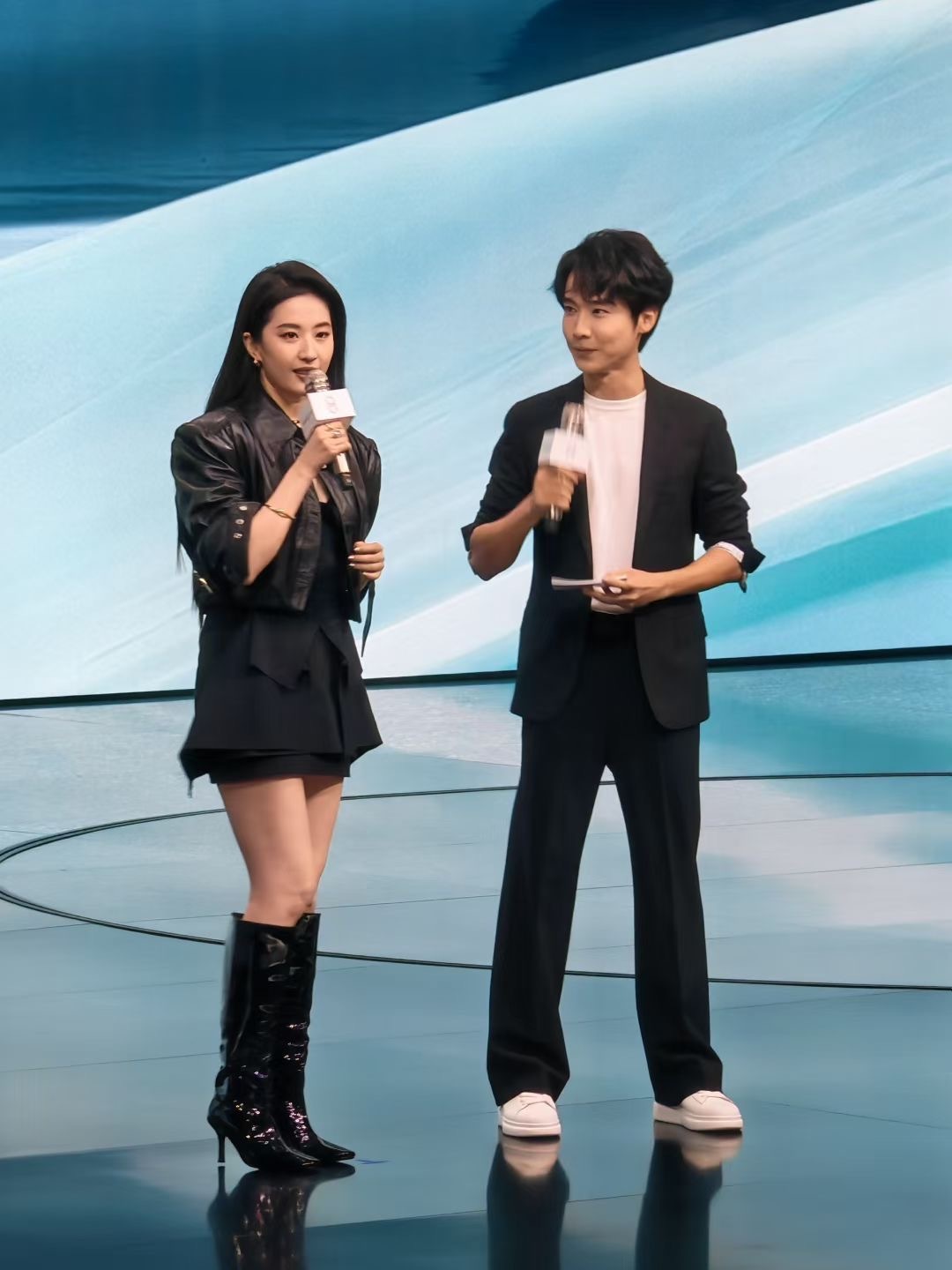 25万级SUV闭眼入智界R724.98万——30.98万，配置上全系搭载华为AD