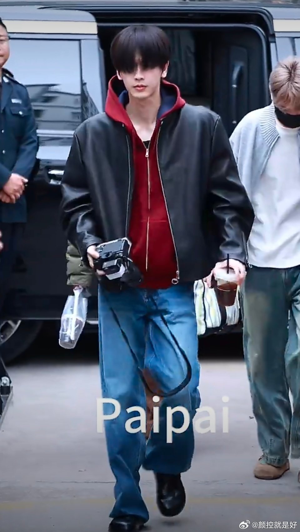 张凌赫素颜顺毛路透顺毛看起来好小，青春男大的感觉，头发也好丝滑。 