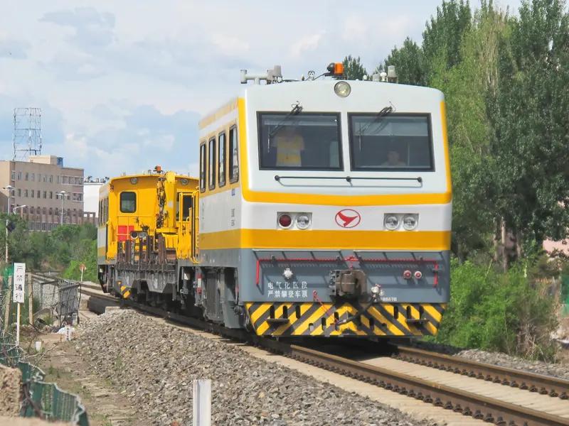 3月25日，我国首台铁路隧道双动力智能捣固车“国能奋进号”在昆明下线，这可是我国