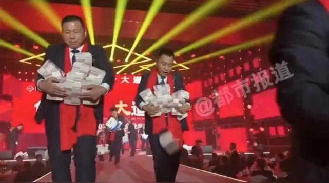 公司年会堆6000万现金发奖！网友酸了：这老板太懂打工人的心
 
2026年初，