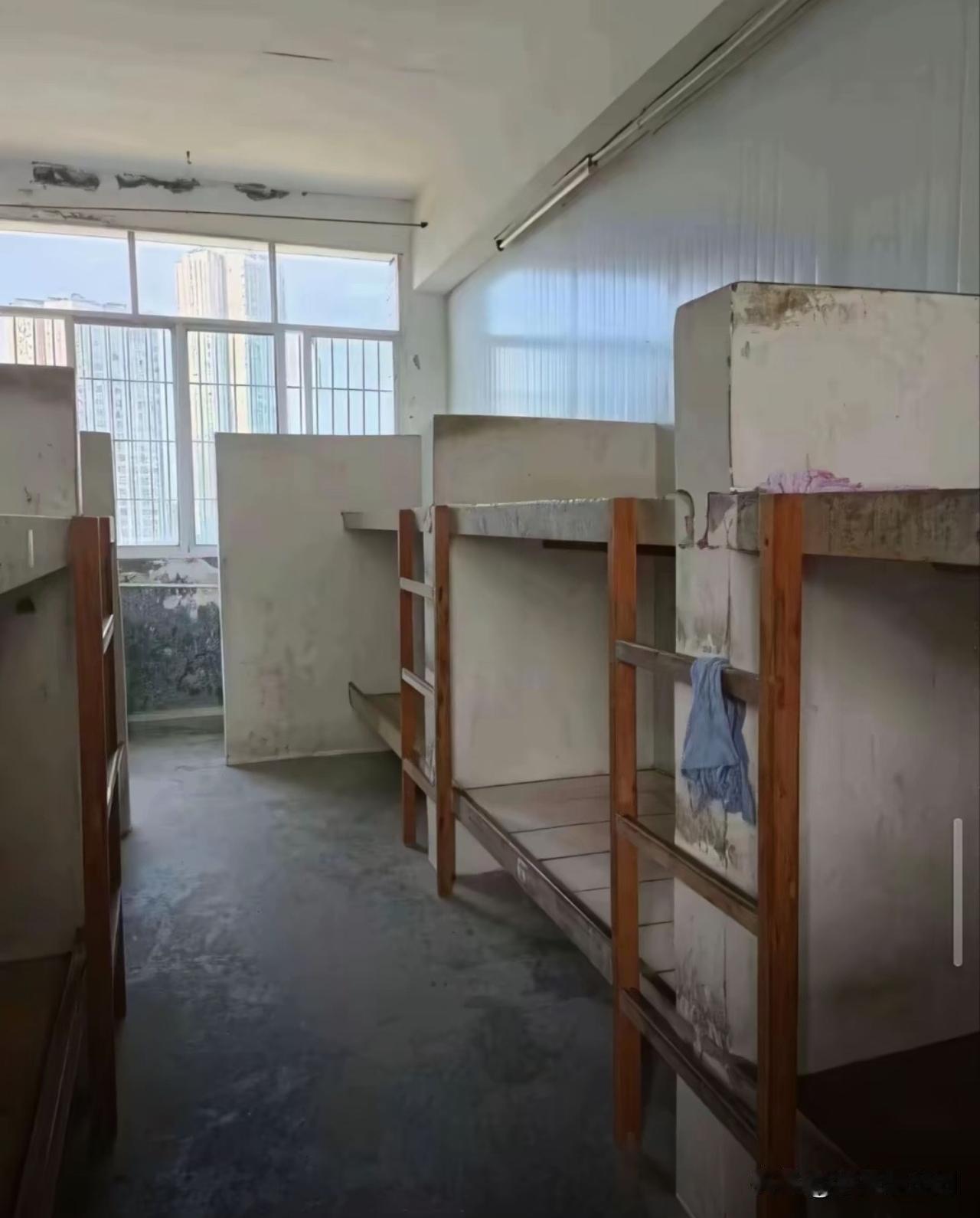 小儿子上高中开学了，
今天送他去学校，
来到分配好的宿舍，
一进门总感觉这个宿舍