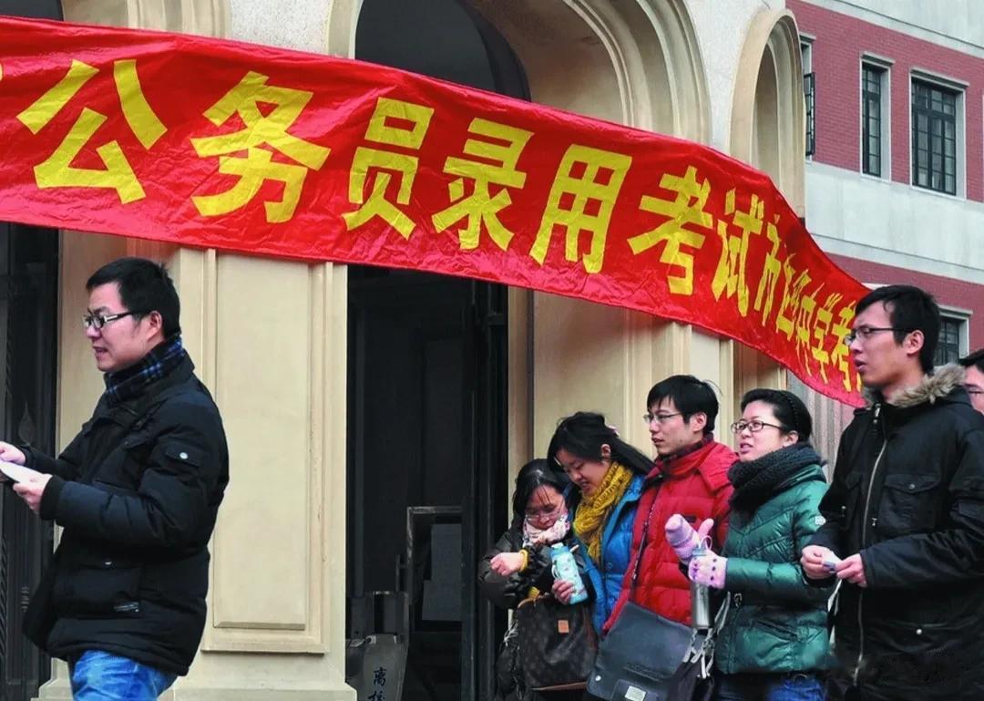 当教师必须持教师资格证，当医生必须有医师资格证，当律师也必须考律师资格证，否则就