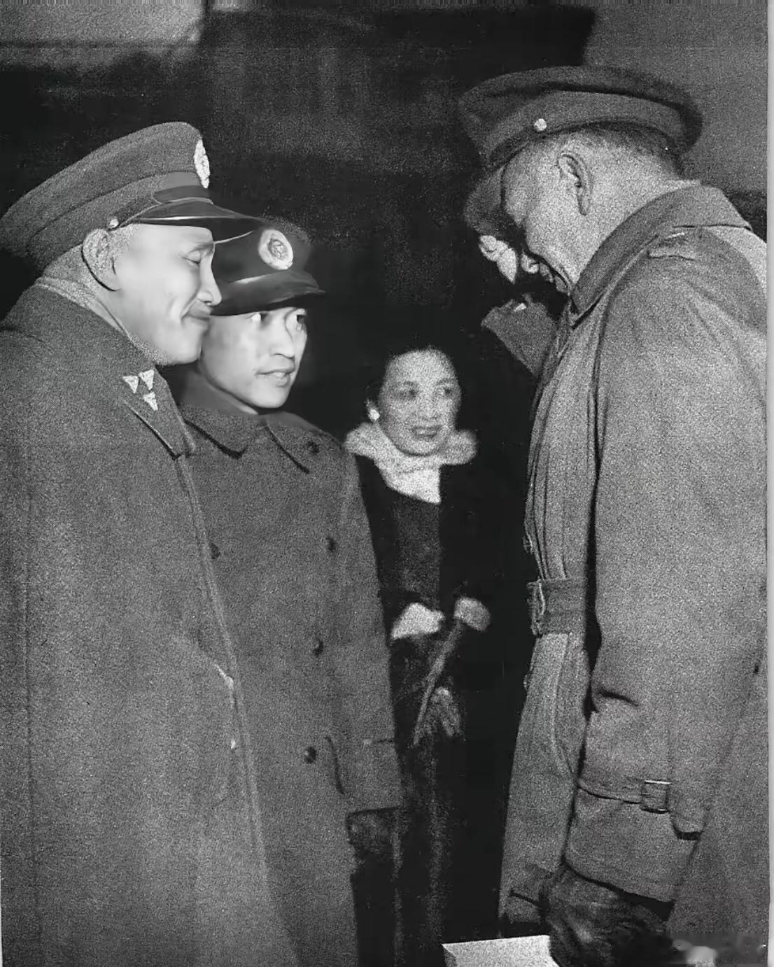 1949年12月10日，蒋介石和宋美龄从成都凤凰山机场乘专机飞往台北，此后再没回