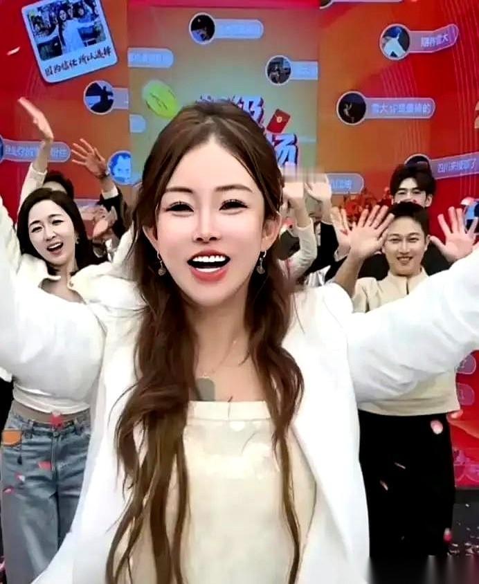 他老婆，就卖个车厘子，一晚上干了8.3个亿。
他最牛的徒弟，卖美妆，快把自己卖黄