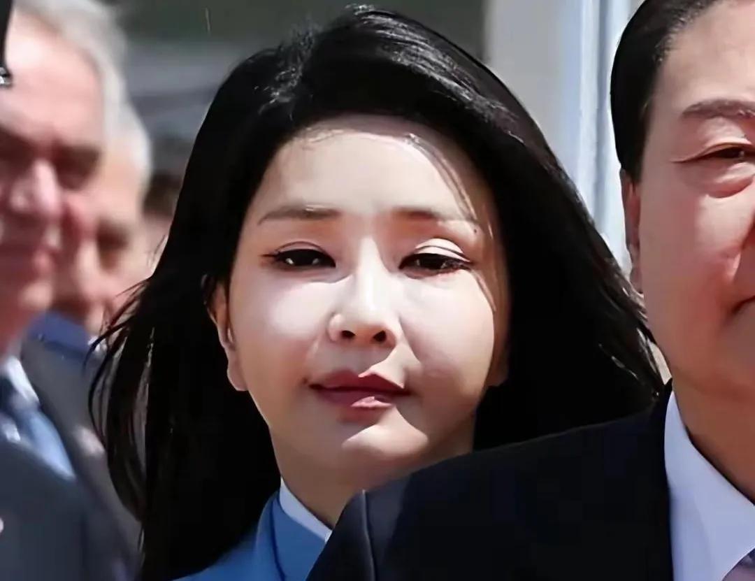 硅胶第一夫人的爱，与不爱都很明显！
与韩国前总统尹锡悦，在一起的那几年时光，夫人