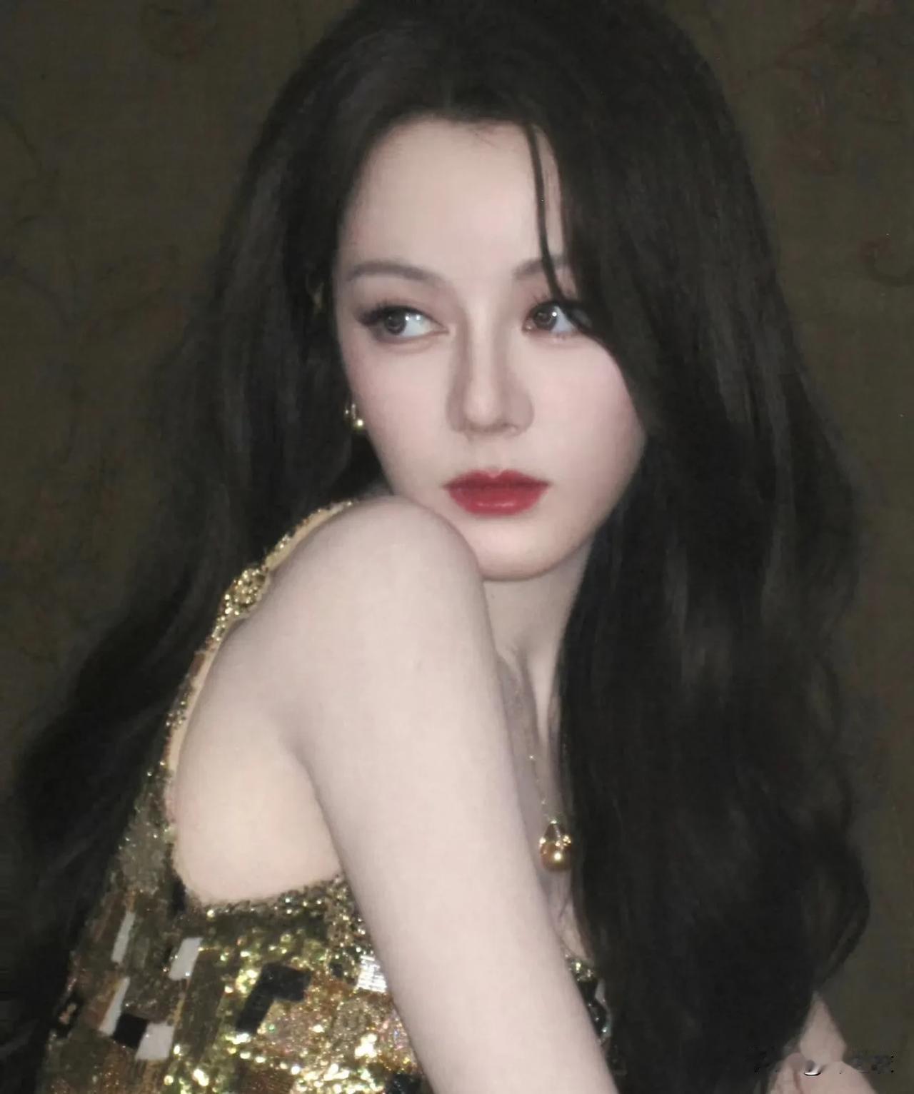 粉了迪丽热巴七年，我感觉她小时候家庭氛围很好，因为爸爸妈妈都是非常的宠爱她，所以