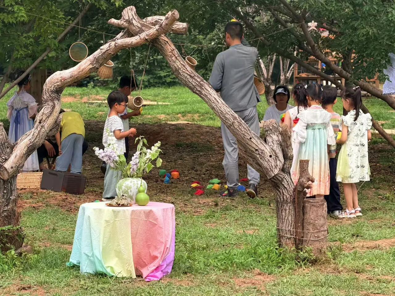 午休时间，大家安静躺在床上休息。下午我们做游戏、画画，欢声笑语不断。放学前，老师