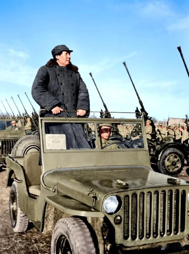 1949年3月25日，党中央进驻北平，在西苑机场举行阅兵。毛泽东主席等领导人乘车
