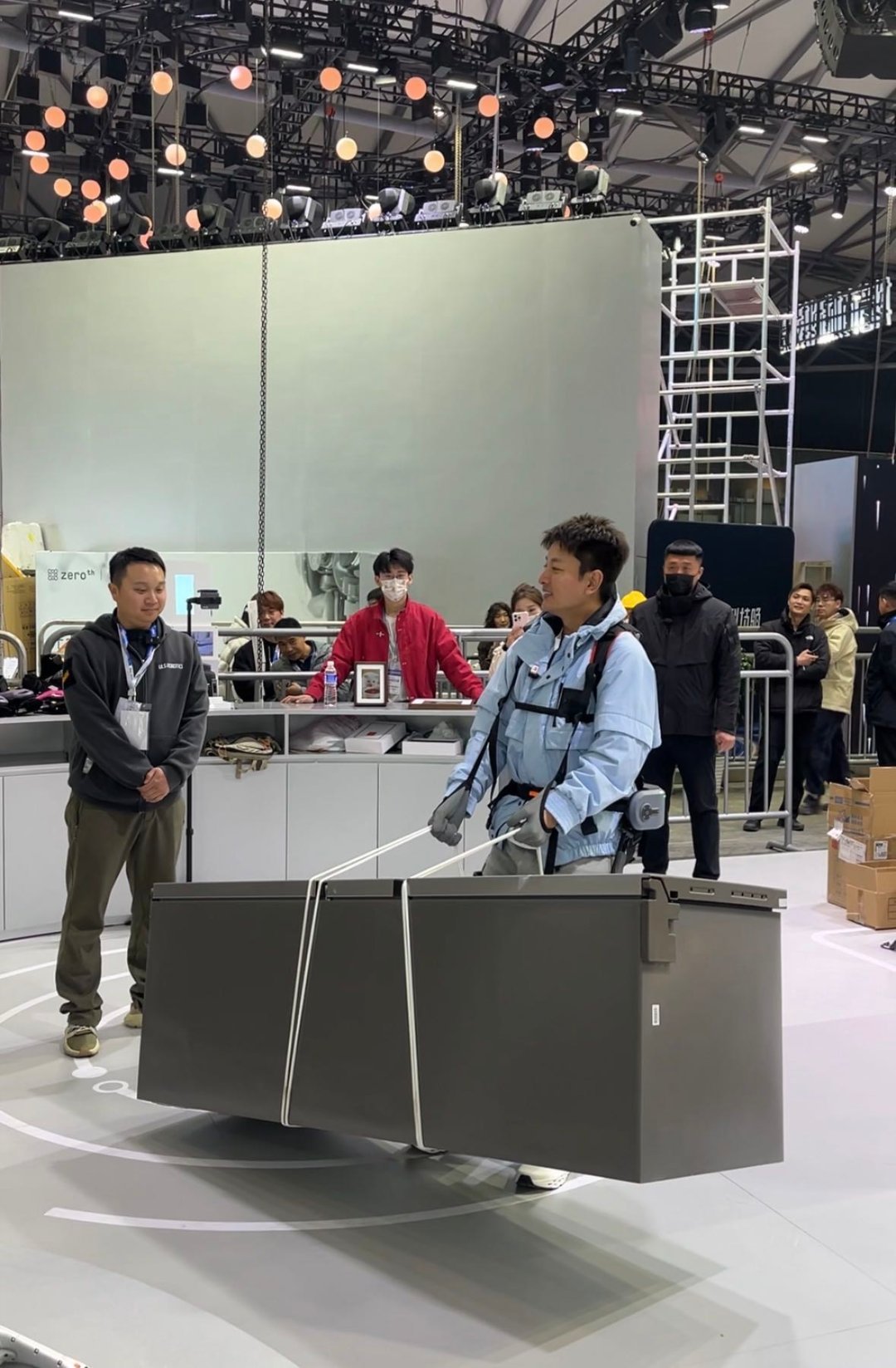 贾乃亮拎起近2米的冰箱  路人实拍贾乃亮徒手拎近两米大冰箱，路人狂拍！这力气太震