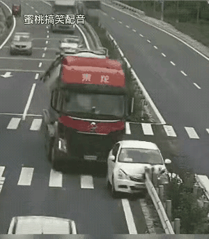 呵！这下结实了？
没有这么往里挤得，加塞儿加的也忒豪横了，别说没打转向灯，就是打