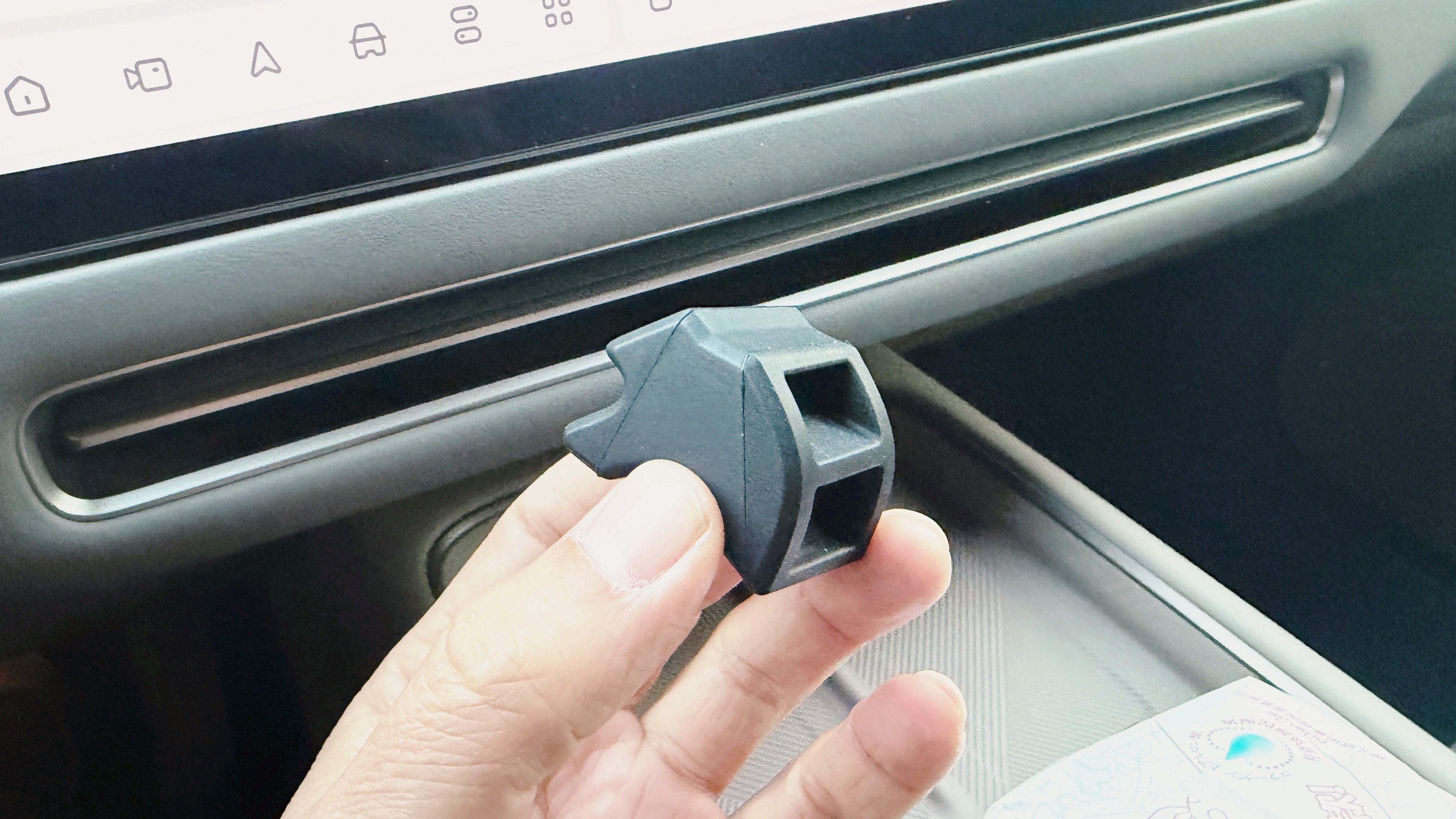 之前说理想i6的空调口没法夹香片，某宝一搜，竟然有个橡胶垫块，13块钱问题解决孟