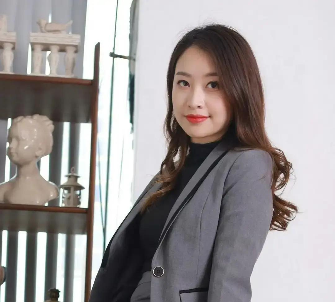 上班第一天，灰色西装让我升职
 
今天穿灰西装去公司，电梯里就被副总盯了三秒。