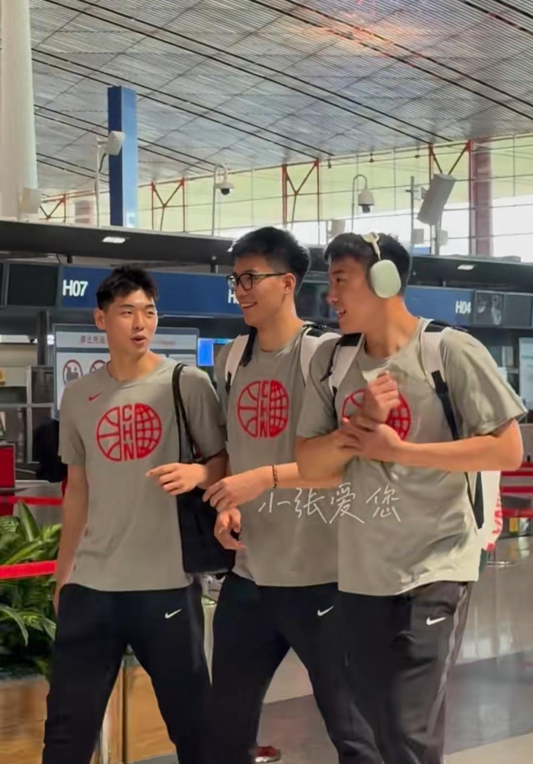 中国男篮中国男篮 看到了xhs网友发的机场图，图源见水印。男篮今天出发前往长沙，