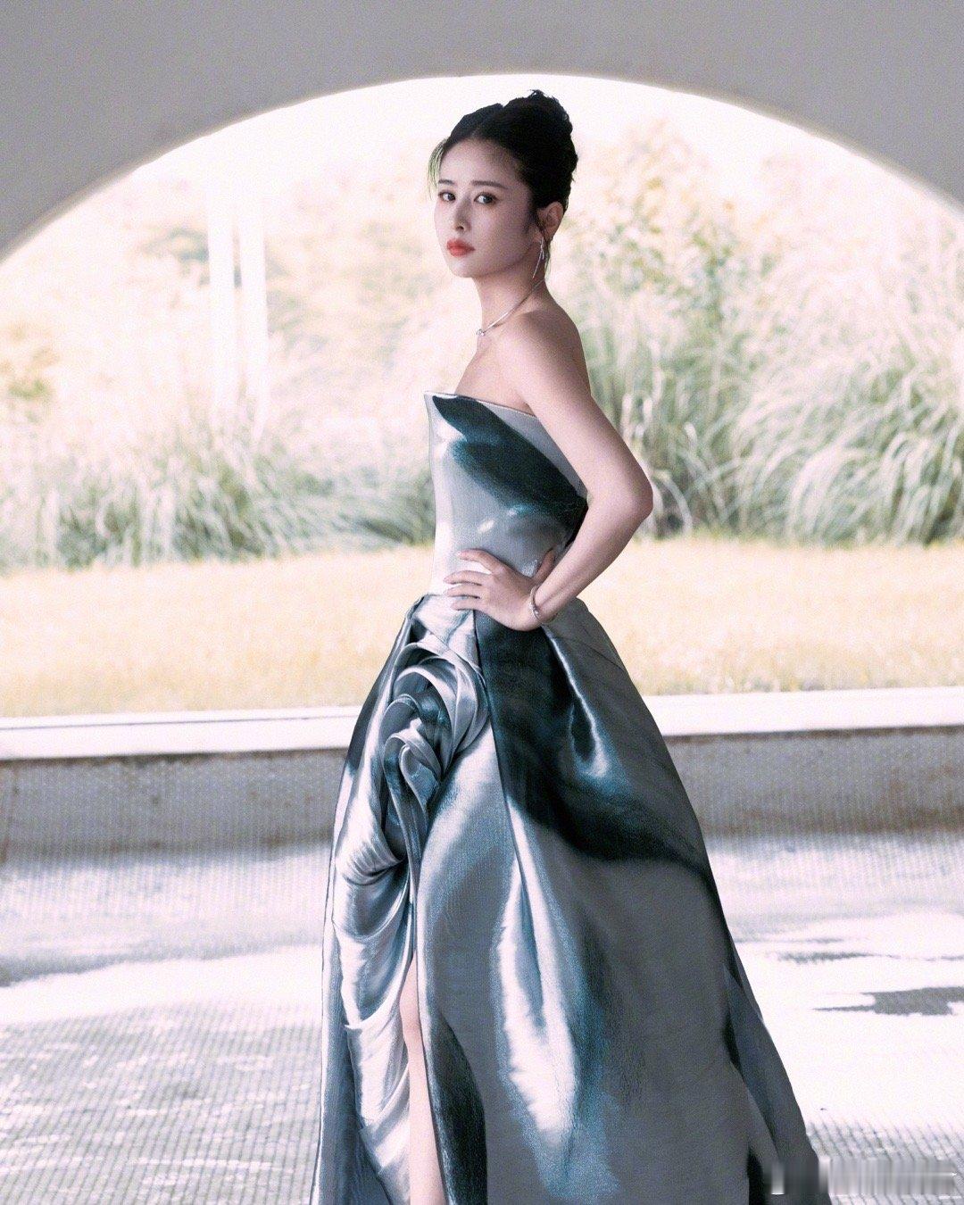 #颖儿水墨裙好A#颖儿的反差感好强，特别是看见此次的水墨裙造型，不仅很A而且也是