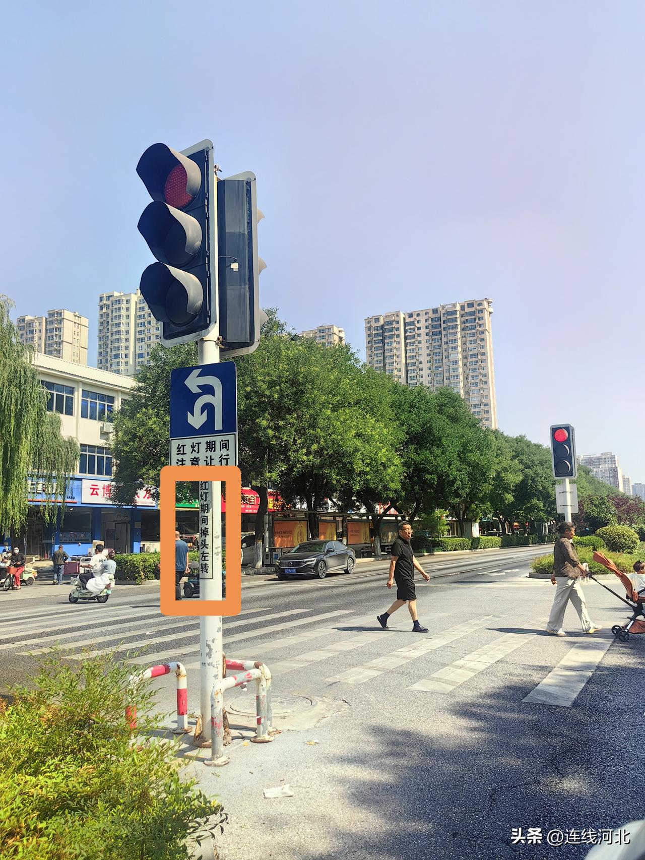 出行更省心】今天路过定州市区路口，看到这个设置好的交通提示牌，细节满满很暖心，标