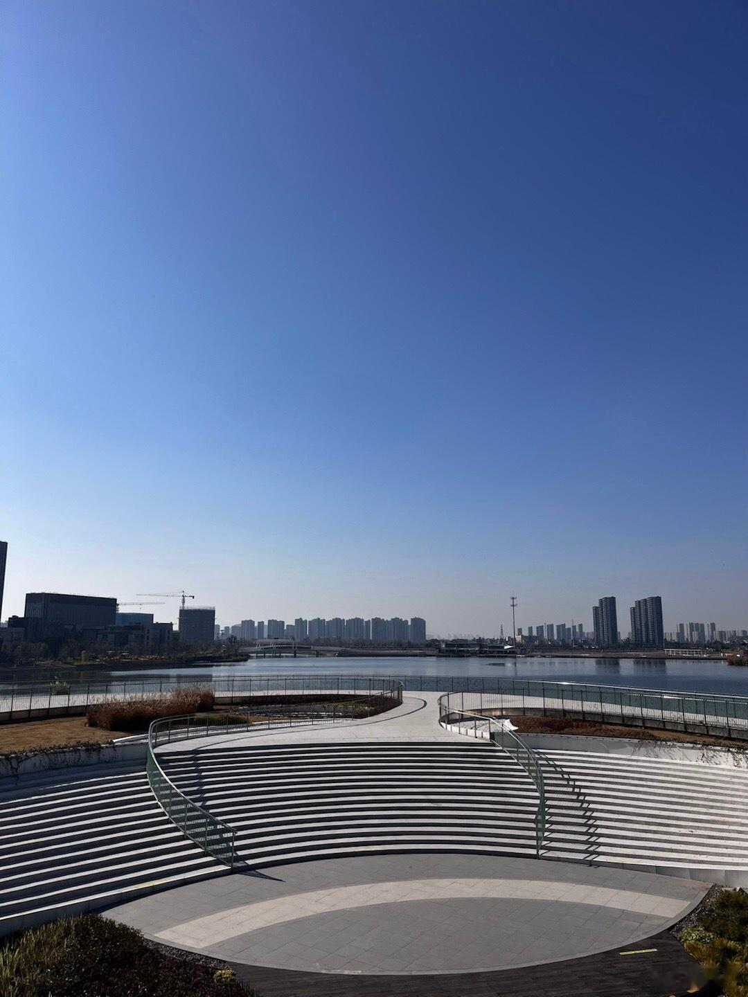 现在根本不存在“轻松躺赢的上升赛道”只有“顺着时代拧螺丝还能拧出复利”的位置这几