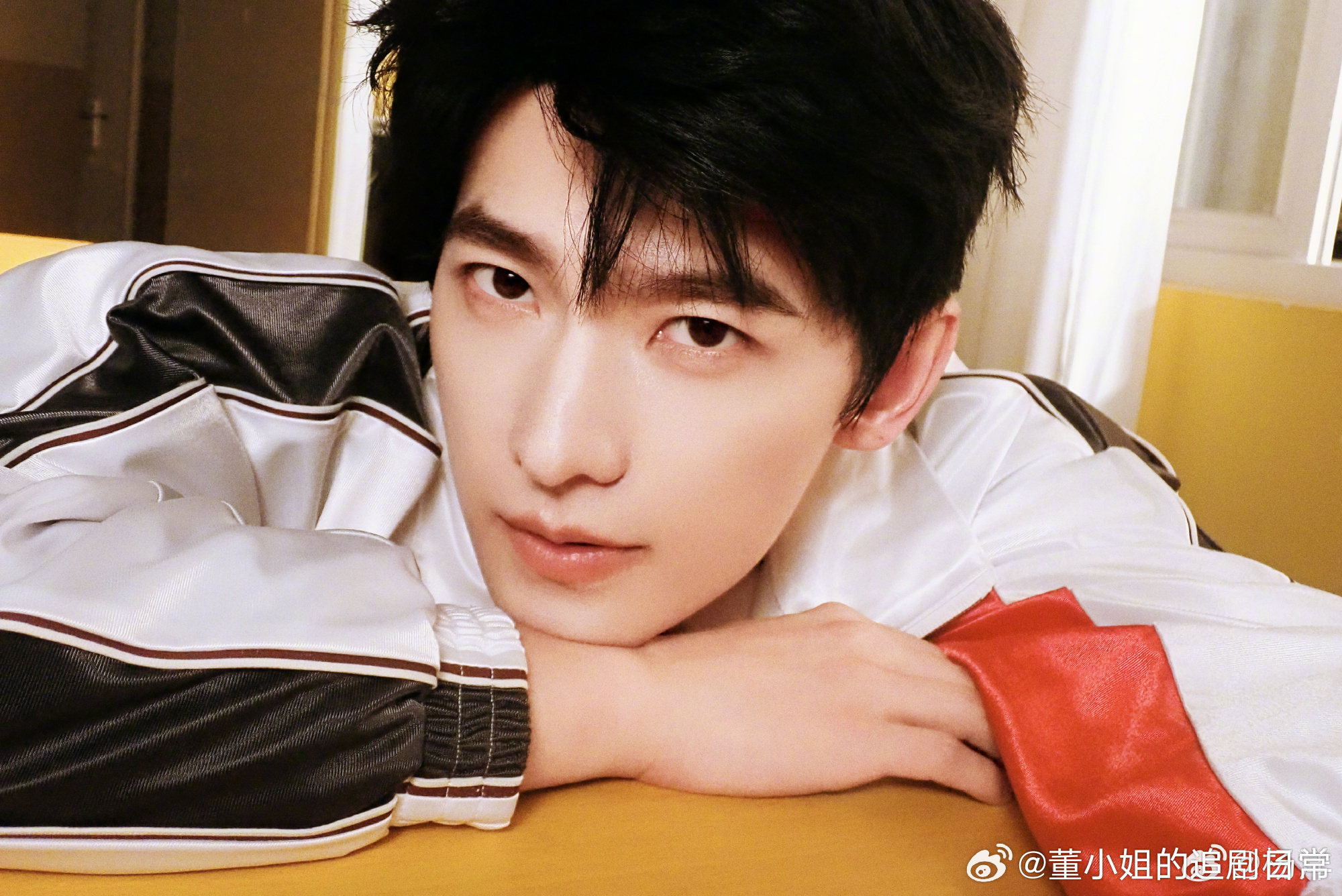 杨洋 校草学长杨洋这身校服直接把校园白月光具象化，坐在教室课桌前的样子，完全就是