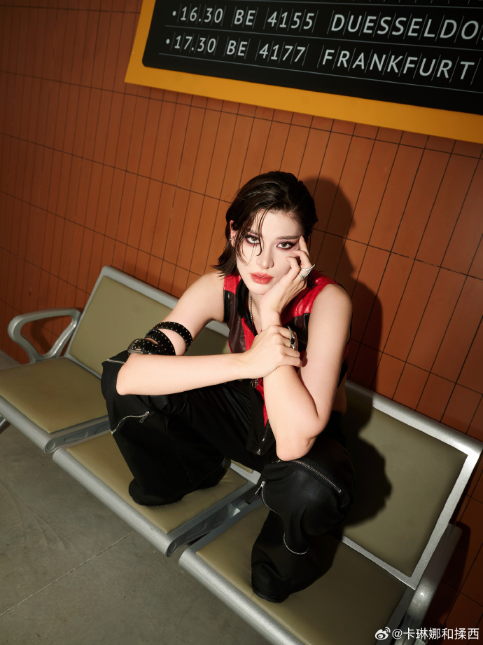 卡琳娜站姐喊话浪姐管好工作人员 卡琳娜站姐曝卡琳娜和浪姐工作人员在谈恋爱，还让浪