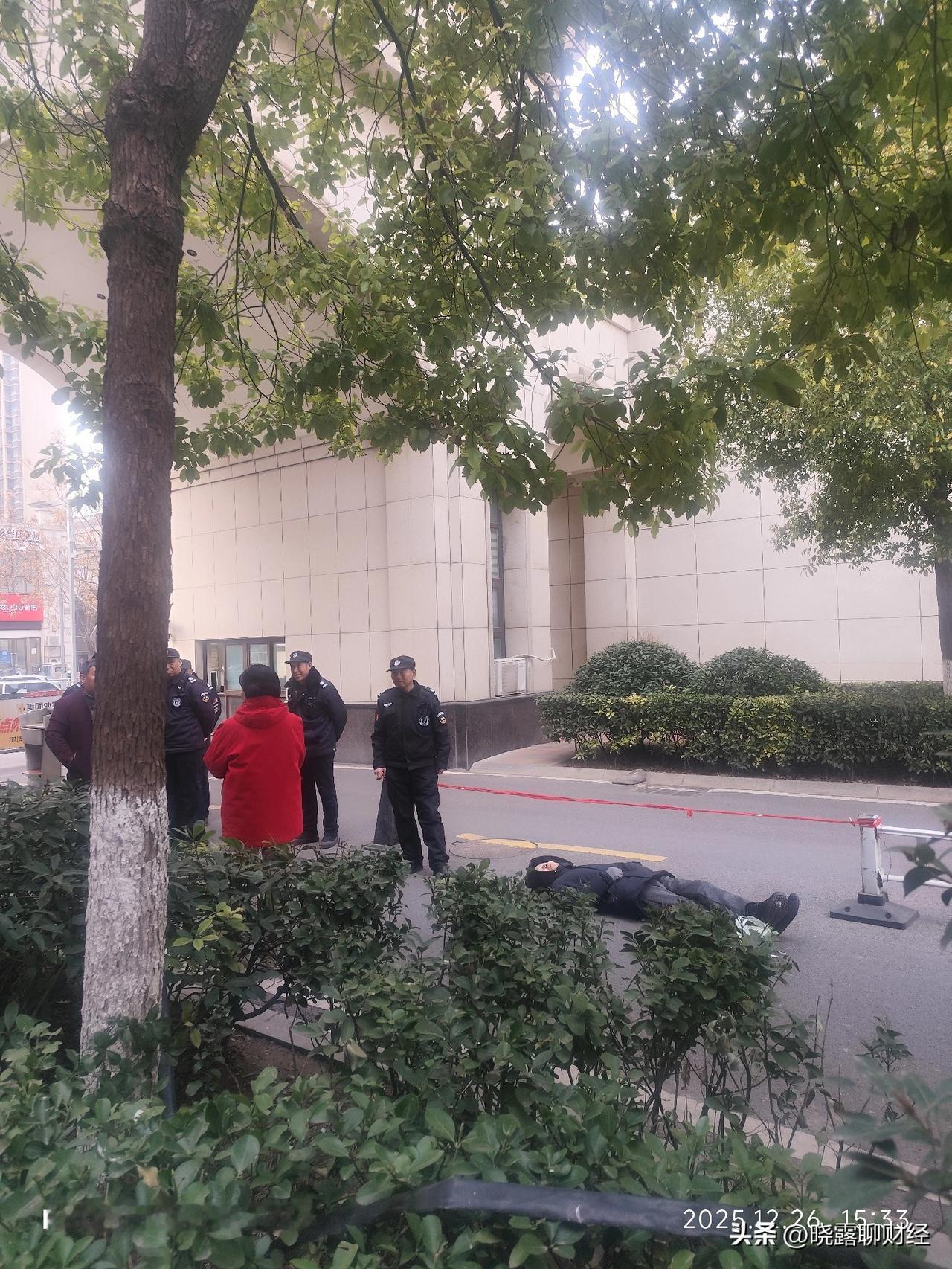 这样的保安和物业值得为他们点赞[赞][赞][赞]
那一刻，着实让人揪心！不过接下