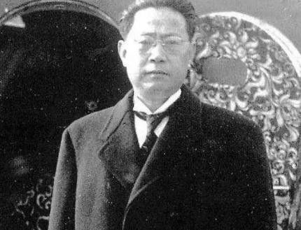 1939年，五重间谍袁殊，被76号逮捕，李士群要他招供，谁知他一点不慌，反而淡定