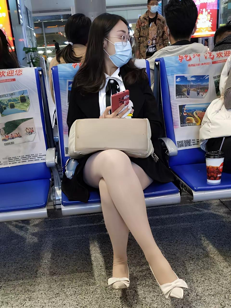 是先回老板消息，还是先喝奶茶？