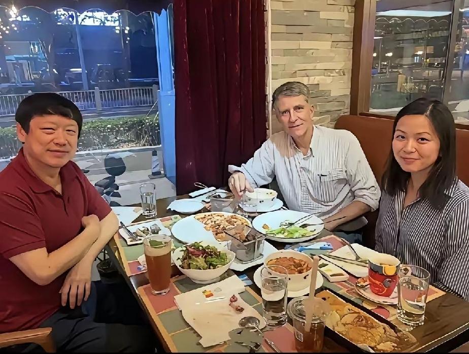 怀疑环球时报是不是有什么把柄在胡锡进手上？

凡是涉及外国人的，他总是摇摆不定站