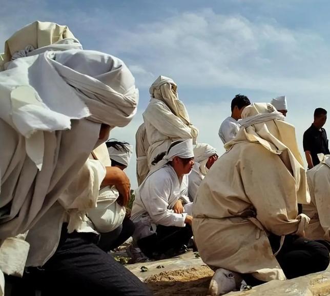 一位火葬场工作人员说：“人死后，一是要火化，二是火化后，不要领骨灰，让火葬厂处理