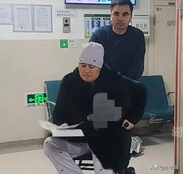 3月1日下午，来自新疆和田的五胞胎爸爸已顺利为妻子迪丽办理出院手续，并为1男4女