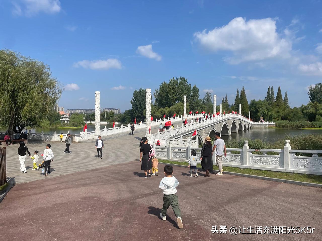 #一句话记录秋日心情#
国庆节带孙子去莒南卧佛寺游玩
天高云淡秋意绵绵
桂花飘香