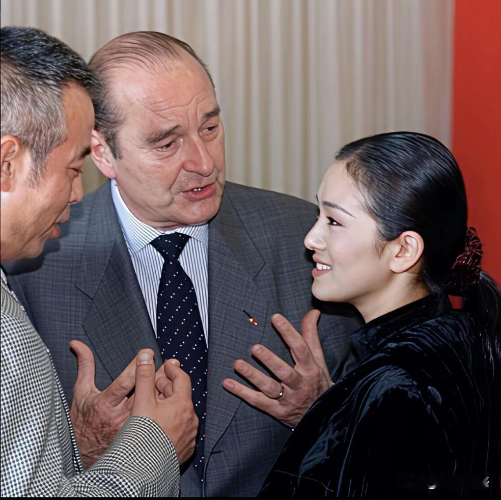 时任法国总统希拉克，目光专注的看着巩俐，从他的眼神当中，能够感觉他对巩俐是非常认