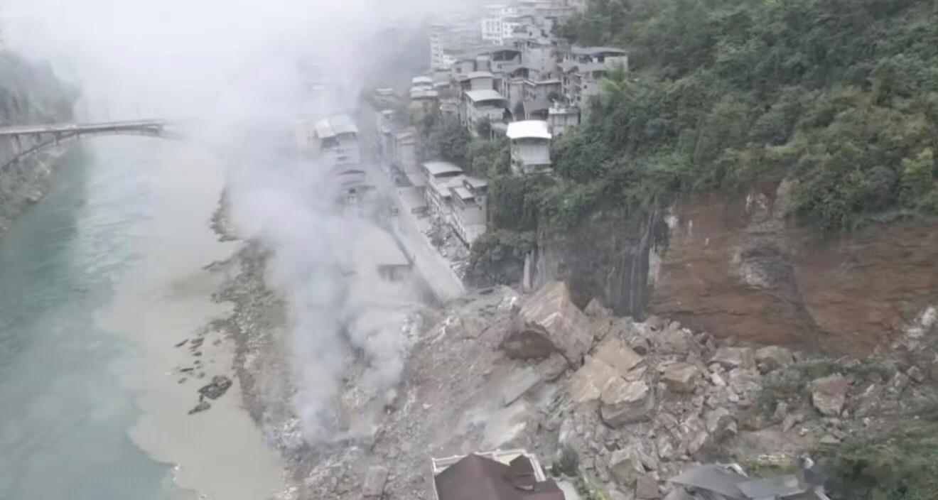 重庆山体崩塌汛期住在山脚、边坡附近的朋友一定要多留意山体情况，希望失联人员能平安