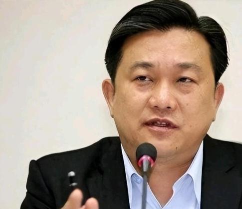 “台独”分子王定宇又开始攻击郑丽文了！4月8日，王定宇声称，郑丽文在中山陵上演哽