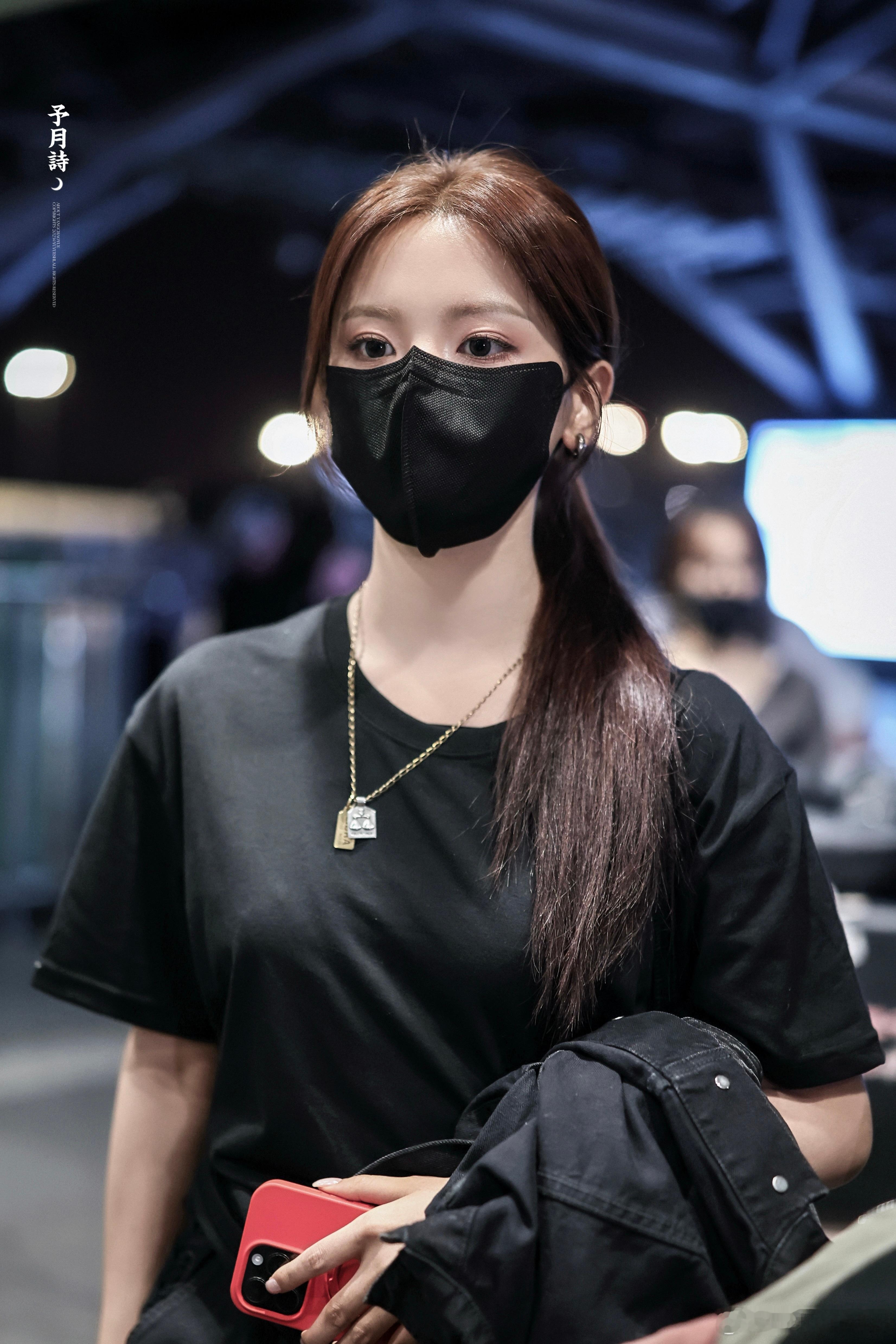 杨超越 巴黎时装周出发啦！简单的马尾就好美[色] ​​​