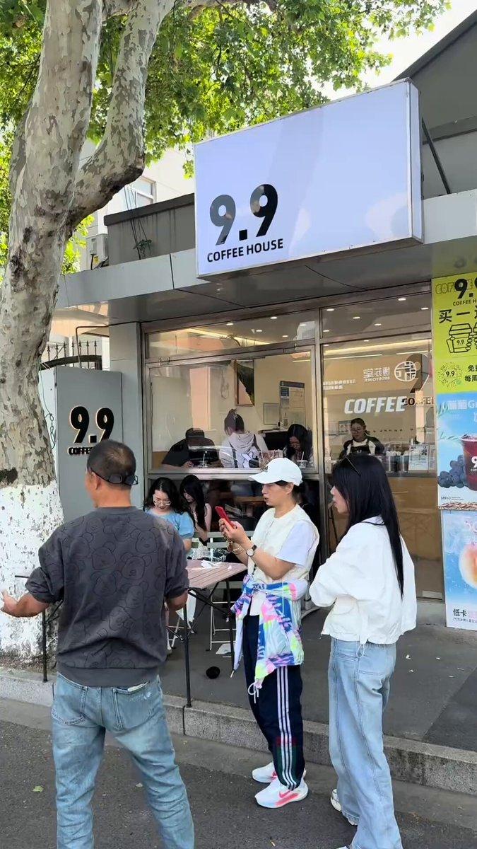 9.9元平价独立咖啡店，有人闷声赚大钱，也有人不看好长期发展。
 
老板只开自营