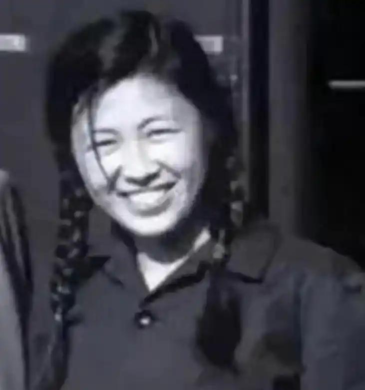 1981年，刚被被组织通知开除党籍的谢静宜，从兜里掏出一张泛黄的照片，照片上是毛