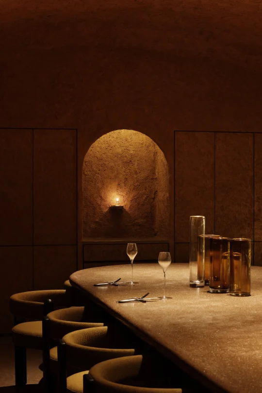 洞穴感的餐厅🟤火光与土壤重建用餐仪式感