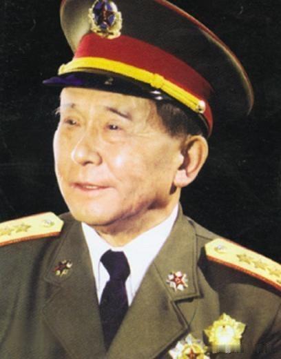 他是开国少将，1988年授予上将。13岁参加红军。17岁任红25军连长，参加长征