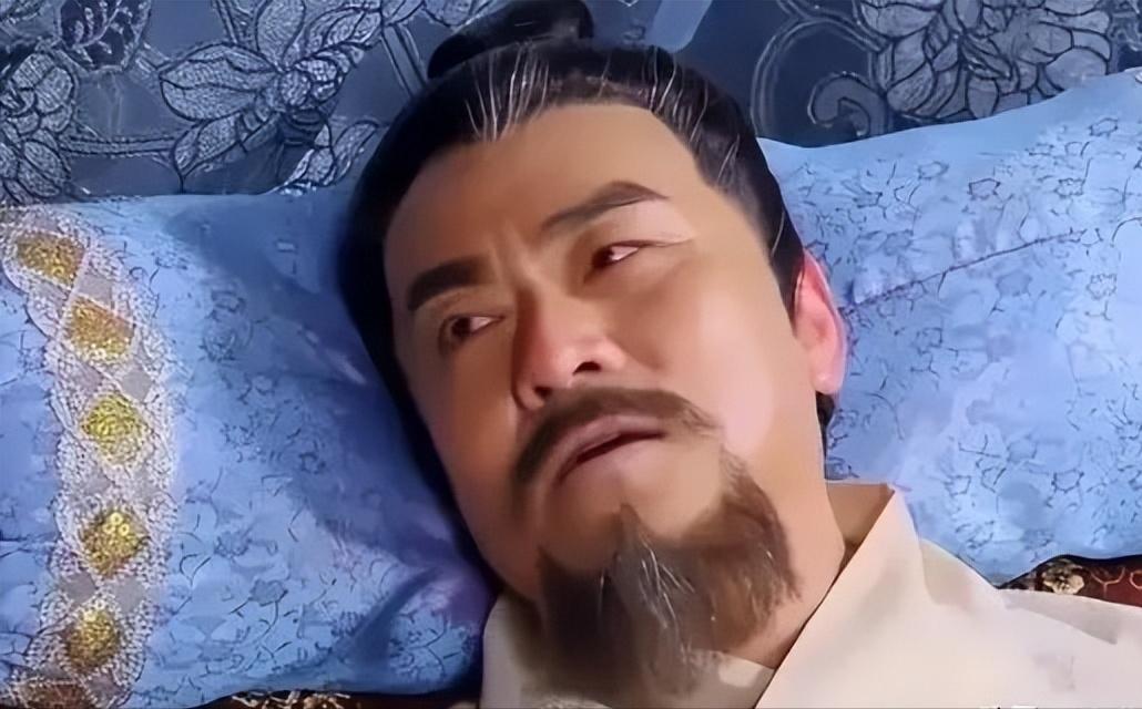 大唐名将秦琼卧病在床12年，李世民从不探望，只派御医诊治，可御医刚走，秦琼就悄悄