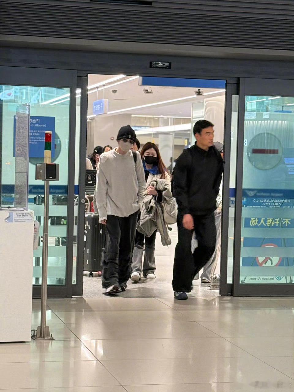 差点问檀健次要联系方式了 网友韩国偶遇檀健次，水灵灵的样子像男大，吃烤肉时超可爱