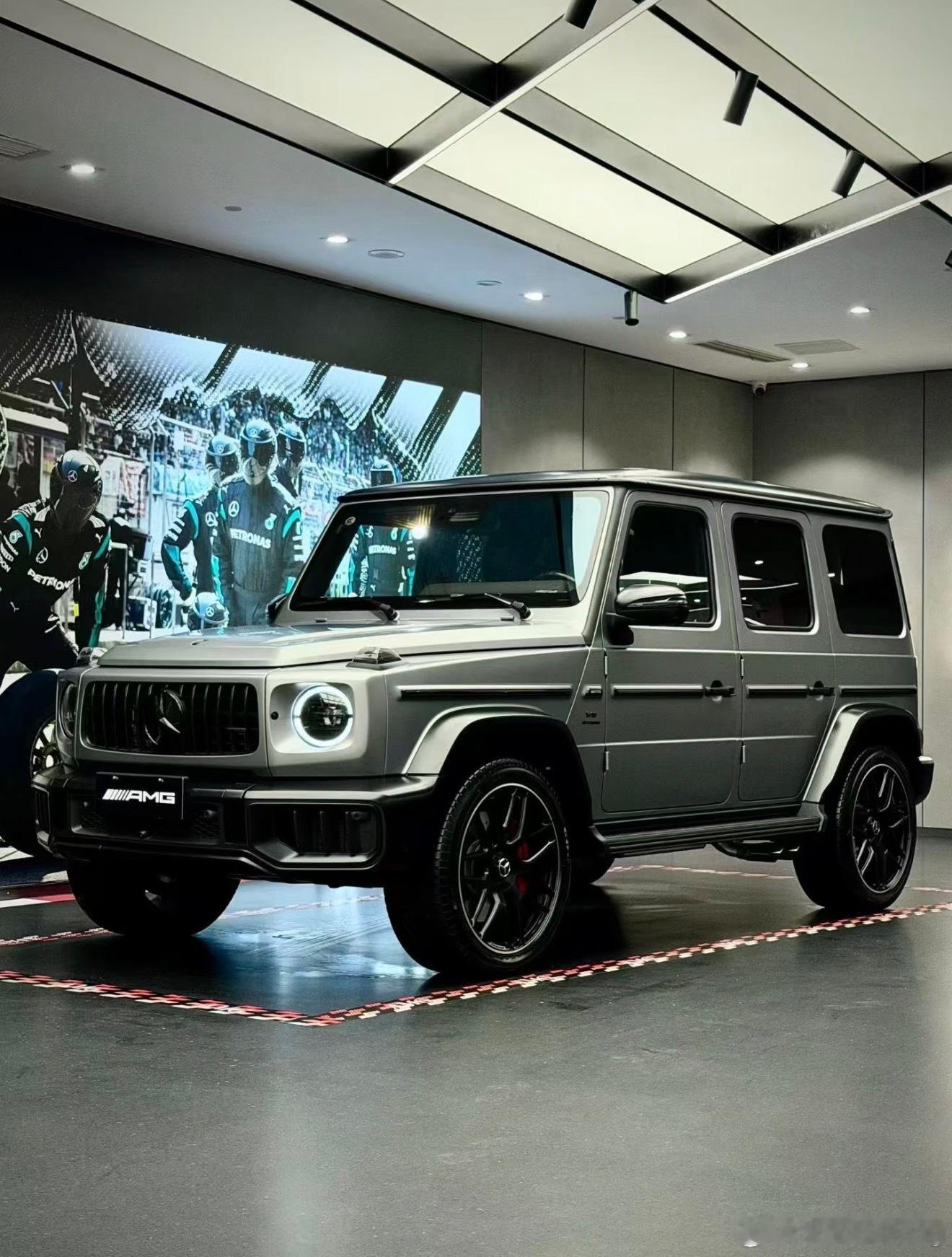 奔驰G63 哑光铂金灰 051 MANUFAKTUR 哑光铂金灰色+885009