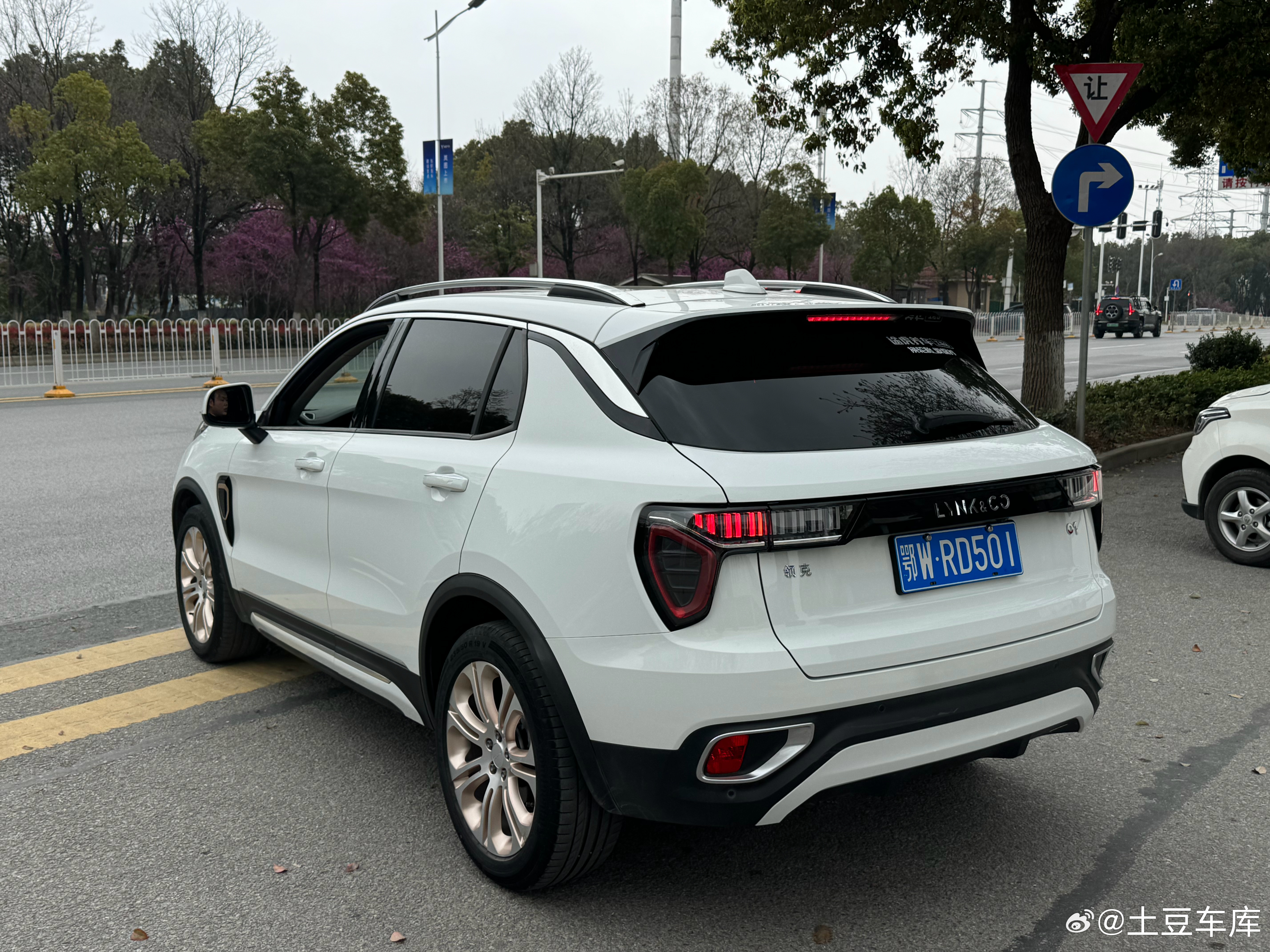 领克01顺利交付给安徽大哥 这大哥是位医生 平时工作特别忙 只有周末有点时间 早