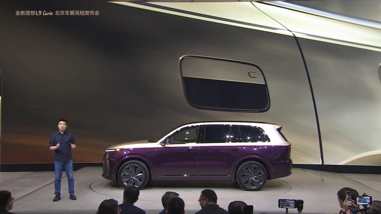 理想L9 Livis刚看完，新车亮相的时候外观比例姿态更好看，整体把面做的更大更