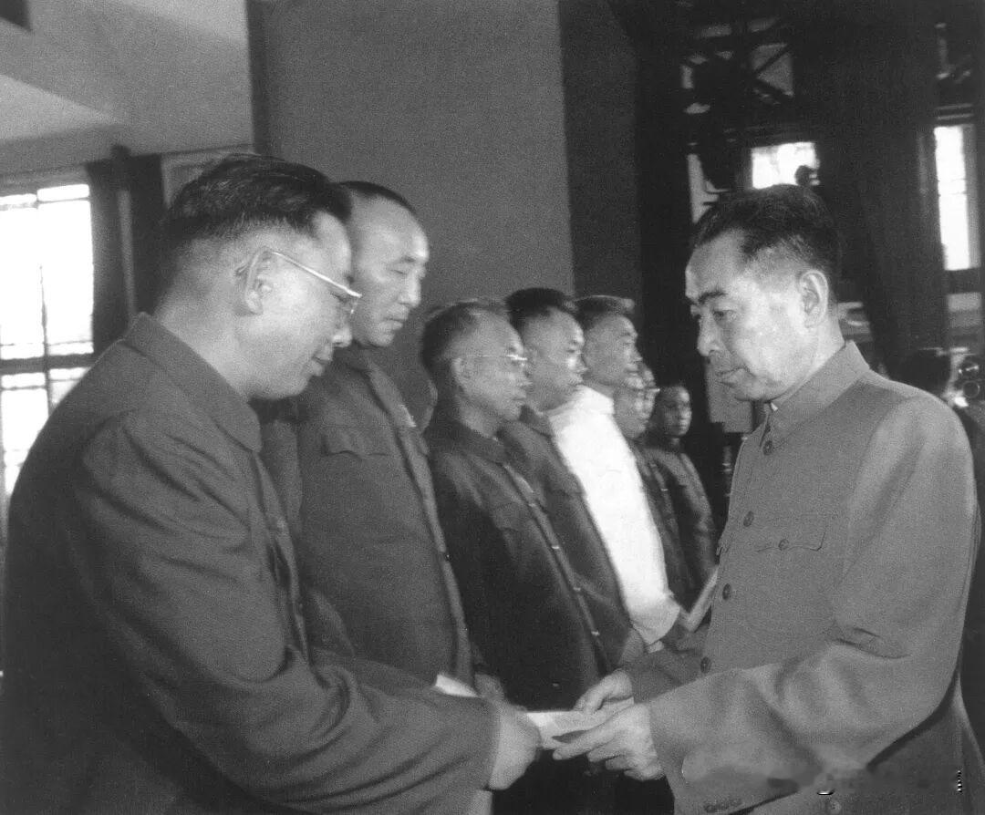 1955年9月27日下午，中国人民解放军将官授衔典礼在中南海紫光阁西侧的国务院礼