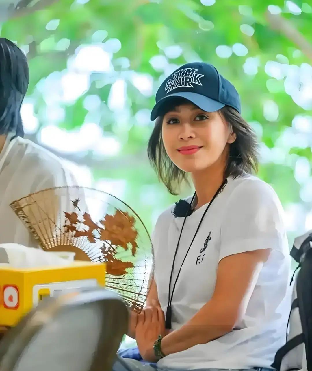 60岁刘嘉玲上综艺，3分钟把观众看哭
 
镜头里，她蹲在地上给贵州小女孩系鞋带，