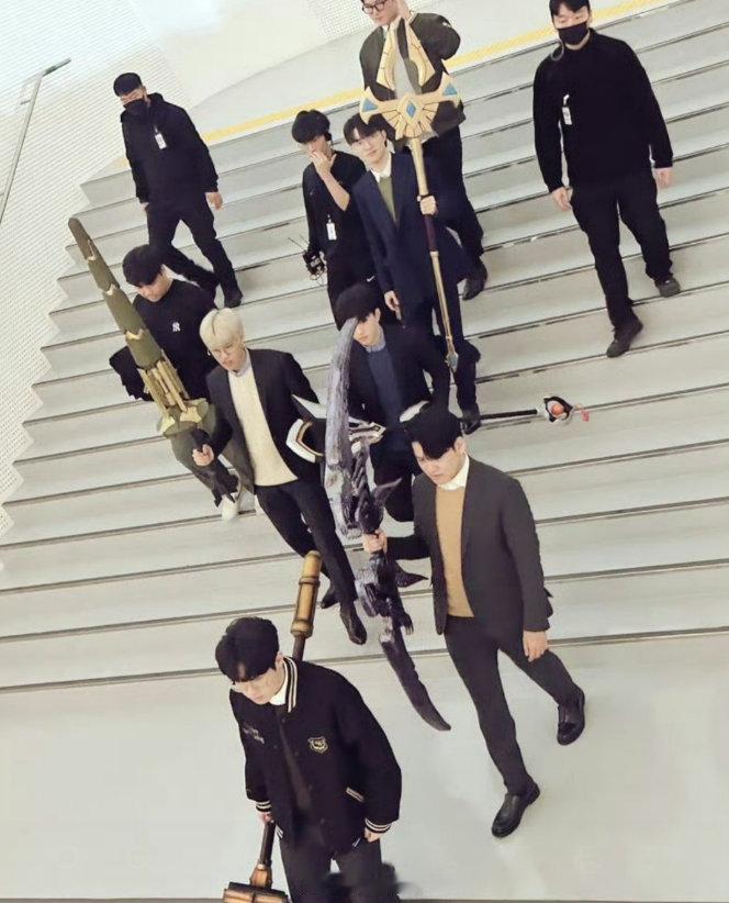 #Zeus评价Faker#  韩媒发布Zeus选手专访，文章的标题是“19岁就实