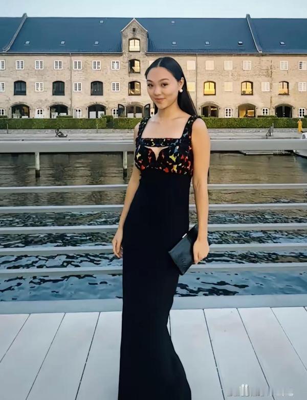 李连杰大女儿晒出近照，看照片背景，她应该是在度假当中！有一说一，她的长相，是很典