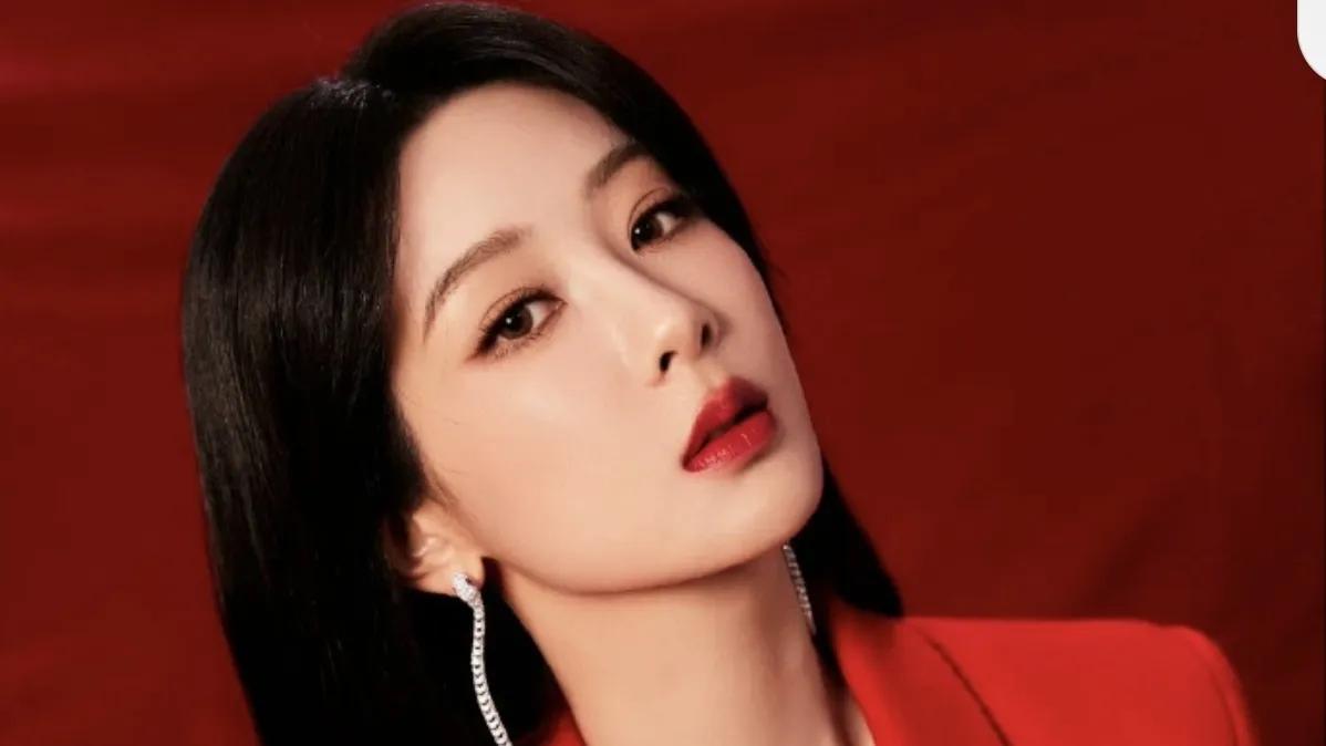 杨紫以一袭绝美红衣惊艳亮相，瞬间成为了众人瞩目的焦点。她的新造型宛如画中女神般降