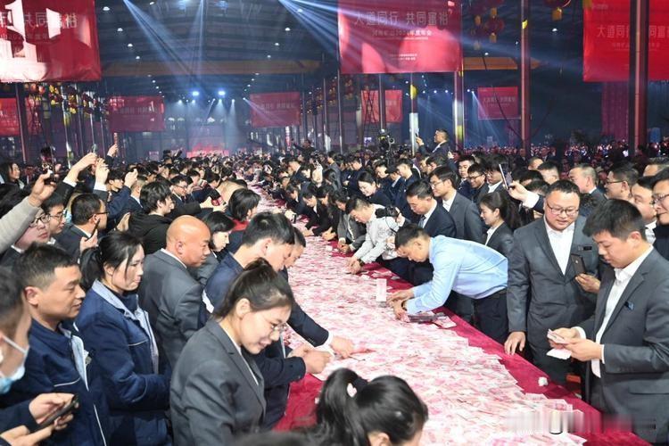 全网曾被河南矿山年会刷屏！6000万现金堆成桌，7000多人坐满800桌，数钱多