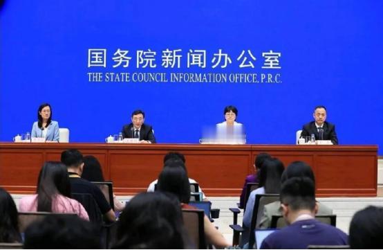 全体起立，为比亚迪点赞！
 
这一次，不是比亚迪自己在发布会上夸产品，而是工信部